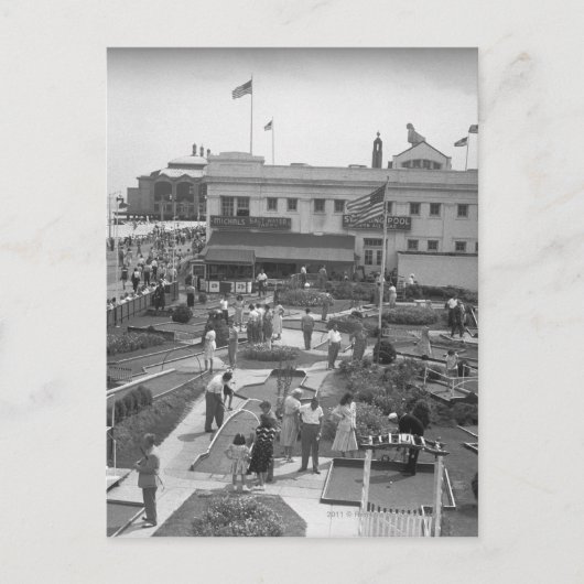 Personen, die Minigolf mit Blick auf B&W spielen Postkarte (Vorderseite)