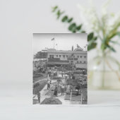 Personen, die Minigolf mit Blick auf B&W spielen Postkarte (Stehend Vorderseite)