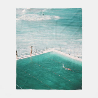 Personen stehend und schwimmen auf Schwimmbad besi Fleecedecke