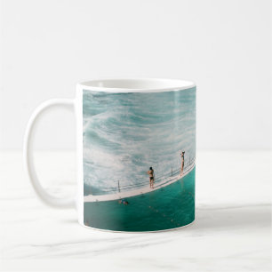 Personen stehend und schwimmen auf Schwimmbad besi Kaffeetasse