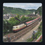 Personenzug in St. Goar Quadratische Wanduhr<br><div class="desc">Personenzug in St. Goar</div>