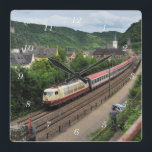 Personenzug in St. Goar Quadratische Wanduhr<br><div class="desc">Personenzug in St. Goar</div>