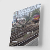 Personenzugwagen, die zur Uhr am Bahnhof eintreffe (Winkel)