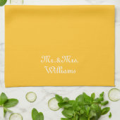 Personize Couple's Nachname Mr. & Mrs. gelb Geschirrtuch (Gefaltet)