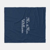 Personize Couple's Nachname, Mr. & Mrs. navy blue Fleecedecke (Vorderseite (Horizontal))