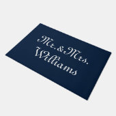 Personize Couple's Nachname, Mr. & Mrs. navy blue Fußmatte (Schrägansicht)