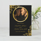 Persönlicher Foto Gold Circle Frame auf Black Wedd Einladung (Stehend Vorderseite)