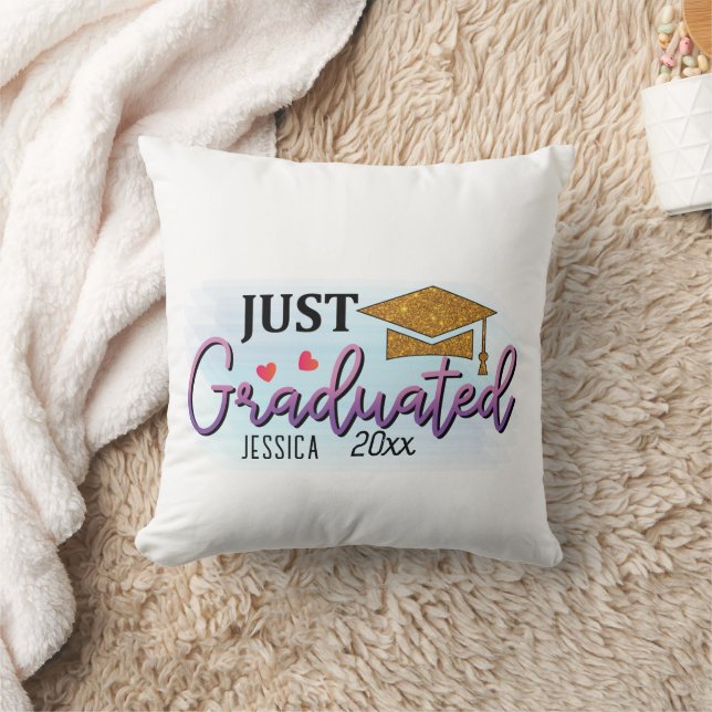 Persönlicher Name gerade graduiert 2023 Kissen (Decke)