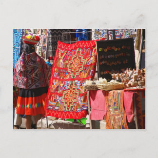 Peruanische Indianerin, die sich farbenfrohe Texti Postkarte