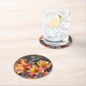 Peruanische Lily-Blume auf der RHS Garden Monogram Runder Pappuntersetzer (Vor Ort)