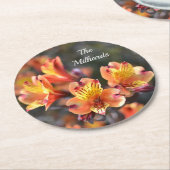 Peruanische Lily-Blume auf der RHS Garden Monogram Runder Pappuntersetzer (Angewinkelt)