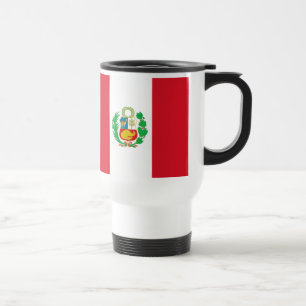 Peruanische Tasse unter der Staatsflagge