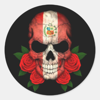 Peruanischer Flaggenschädel mit Rote Rosen Runder Aufkleber