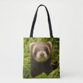 Pet Ferret im Gras Tasche (Vorderseite)