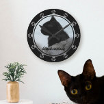 Pet Foto Black Cat Name Paw Print Wall Clock Runde Wanduhr<br><div class="desc">Purfekt für Katzenliebhaber. Fügen Sie einfach ihren Namen und Sie Lieblings-Foto.</div>