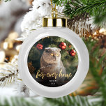 Pet Foto First Christmas Forever Zuhause Gold Scri Keramik Kugel-Ornament<br><div class="desc">Gedenken Sie die ersten Weihnachten Ihres Haustieres in Ihrer neuen Zuhause mit diesem schönen modernen Sake-Ornament. Der Text lautet "Erste Weihnachten in meinem Pelz-Zuhause", mit dem Wort "Pelz-je-Zuhause" in der eleganten Imitat-Folienskript. Ersetzen Sie das Beispielbild durch ein Foto Ihrer Katze oder Ihres Hundes und fügen Sie ihren Namen und das...</div>