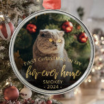 Pet Foto First Christmas Forever Zuhause Gold Scri Ornament Aus Metall<br><div class="desc">Feiern Sie das erste Weihnachtsfest Ihres Tieres in ihrer neuen Zuhause mit diesem schönen modernen Sake-Ornament. Der Text lautet "Erste Weihnachten in meinem Pelz-Zuhause", mit dem Wort "Pelz-je-Zuhause" in der eleganten Imitat-Folienskript. Ersetzen Sie das Beispielbild durch ein Foto Ihrer Katze oder Ihres Hundes und fügen Sie ihren Namen und das...</div>