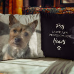 Pet-Foto-Kissen | Pay Print Tribute Kissen<br><div class="desc">Ein Hommage Kissen mit einem Foto Ihres geliebten Haustiers auf der einen Seite mit dem Text "Pfotendrucke auf unseren Herzen verlassen" auf der anderen Seite.</div>