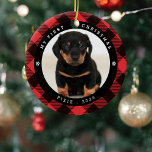 Pet Foto "Mein erstes Weihnachten" Karierte Weihna Keramik Ornament<br><div class="desc">Feiern Sie Ihre Haustiere 1. Weihnachten mit diesem niedlichen Hund/Katz-Foto-Ornament. Das Design zeichnet sich durch einen traditionellen roten Büffel-karierten Hintergrund,  ein Foto Ihres Haustieres und den Text "MY FIRST CHRISTMAS",  ihren Namen und das Jahr aus.</div>