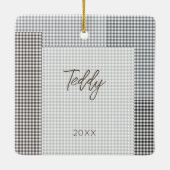 Pet FOTO NAME JAAR Klassischer neutraler Gingham-S Keramikornament (Rückseite)