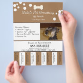 Pet-Services, die den Flyer "Hunde abreißen" (Hand)