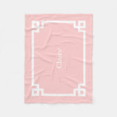Petal Pink and White Greek Key Monogram Fleecedecke (Vorderseite)