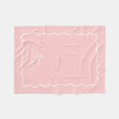 Petal Pink Wavy Border Monogrammed Fleecedecke (Vorderseite (Horizontal))