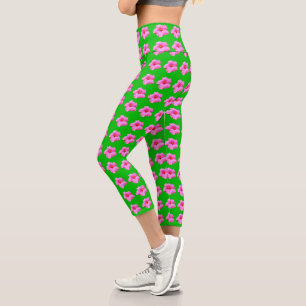 "Petal Serenity: Rosa Hibiskus auf einer grünen Le Capri Leggings