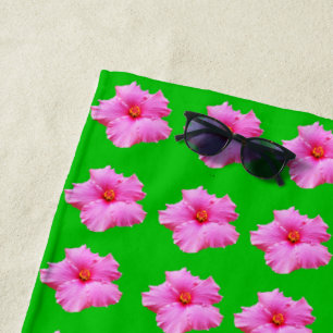 "Petal Serenity: Rosa Hibiskus auf einer grünen Le Strandtuch