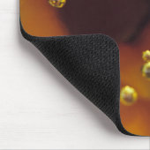 Petalen auf der reflektierenden Oberfläche von Myl Mousepad (Ecke)