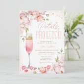 Petalen und Prosecco Pink Brautparty Einladung (Stehend Vorderseite)