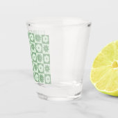 Petals In Silence 03. Florales Muster. Schnapsglas (Rechts)