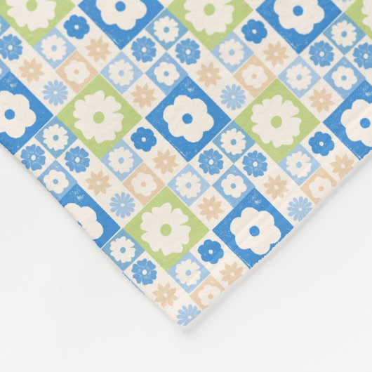 Petals In Silence 10. Floral pattern.  Fleecedecke (Ecke)