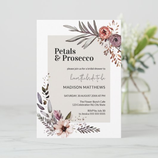 Petals & Prosecco Boho Brautparty Einladung (Stehend Vorderseite)
