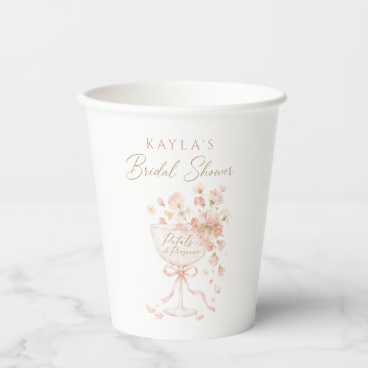 Petals & Prosecco Brautparty Pappbecher (Vorderseite)
