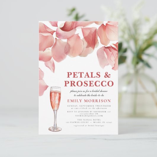 Petals & Prosecco Modernes rosafarbenes Brautparty Einladung (Stehend Vorderseite)