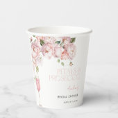 Petals & Prosecco Modernes rosafarbenes Brautparty Pappbecher (Rückseite)