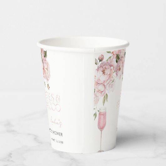 Petals & Prosecco Modernes rosafarbenes Brautparty Pappbecher (Rechts)