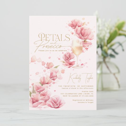 Petals und Prosecco Floral Champagne Brautparty Einladung (Stehend Vorderseite)