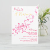 Petals und Prosecco Pink Bridal Dusche Einladung (Stehend Vorderseite)