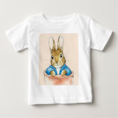 Peter das Kaninchen sitzt in einem Topf Baby T-shirt (Vorderseite)