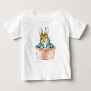 Peter das Kaninchen sitzt in Pflanze Pot Baby T-shirt