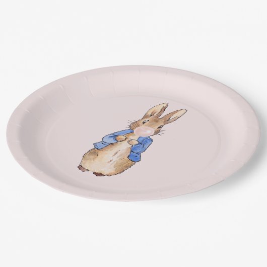 Peter der Kaninchen bläst ein rosa Kaugummi Pappteller (Schrägansicht)