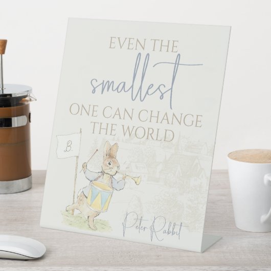 Peter der Kaninchen ein bisschen sonnig, sogar der Sockelschild (In Situ)