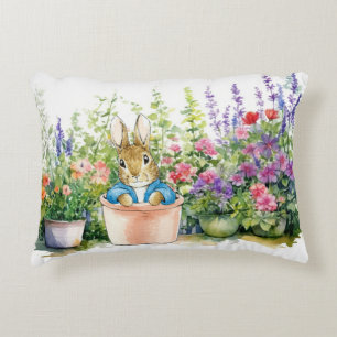 Peter der Kaninchen in Topin Pflanze in seinem Gar Dekokissen