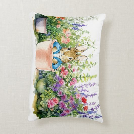 Peter der Kaninchen in Topin Pflanze in seinem Gar Dekokissen (Rückseite(Vertikal))
