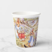 Peter der Kaninchen mit Josephine Bunny im Wald Pappbecher (Rückseite)