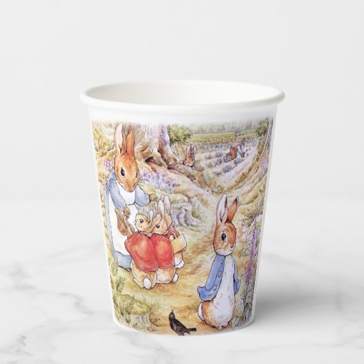 Peter der Kaninchen mit Josephine Bunny im Wald Pappbecher (Rückseite)