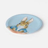 Peter der Rabbit bläst ein blaues Blasen-Kaugummi Pappteller (Schrägansicht)