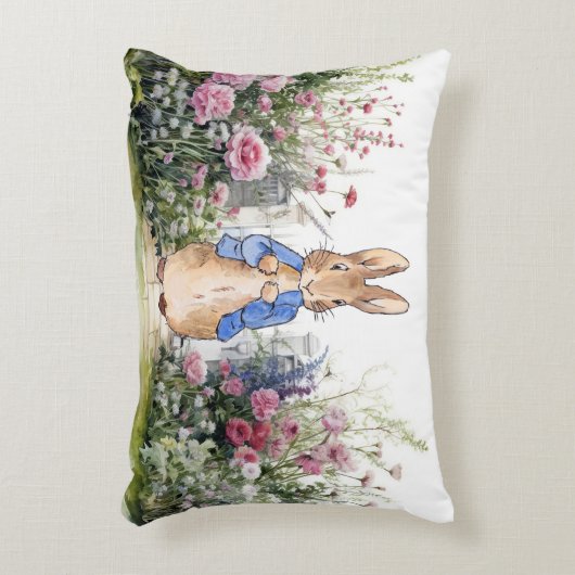 Peter der Rabbit in seinem Garten Nr. 2 Dekokissen (Vorderseite(Vertikal))